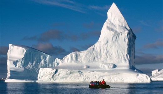 Zodiac Fahrt zu Eisberg Antarktis