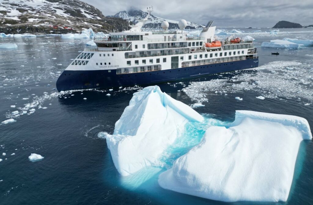 Antarktis Schiff World Explorer im Eis