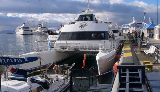 Hafen von Ushuaia mit anlegenden Schiffen Antarktis