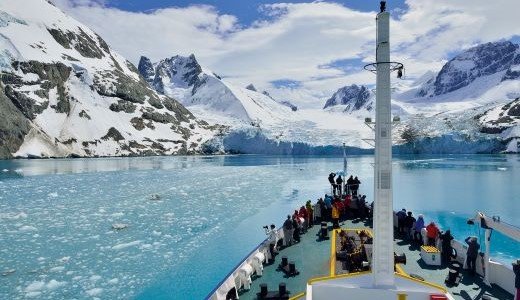Schiff vor schneebedeckten Bergen Antarktis