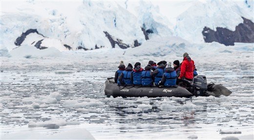 Zodiac zwischen Eisschollen und schneebedeckten Bergen Antarktis
