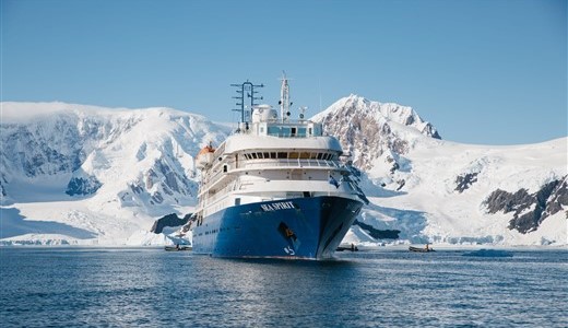 Sea Spirit vor schneebedeckten Bergen