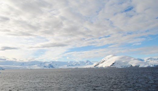 Wasser und schneebedeckte Berge Antarktis