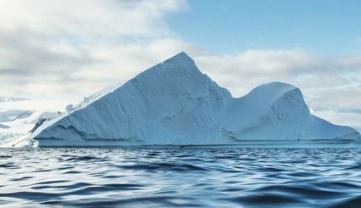 Eisberg im Wasser Antarktis