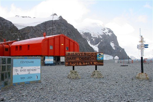 Antarktis Orca Station und Schneebedeckte Berge