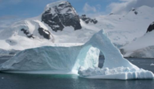 Eisscholle und schneebedeckte Berge Antarktis