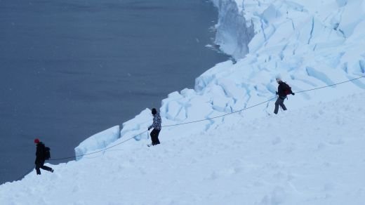 Schneeschuhwanderer auf schneebedeckten Bergen Antarktis