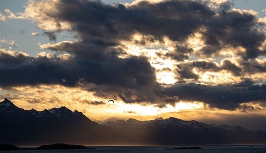 Sonne über der Bergkette hinter Ushuaia, Blick vom Wasser aus