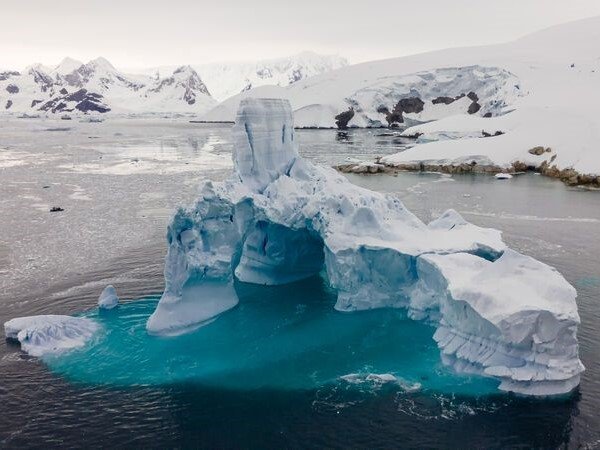 Eisberg und Blautöne auf Antarktis Reise