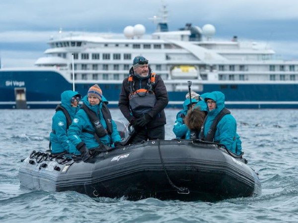 Zodiacfahrt vom Schiff an Land während einer Antarktis Kreuzfahrt