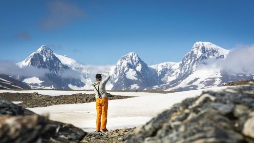 Fotograf vor schneebedeckten Bergen Antarktis