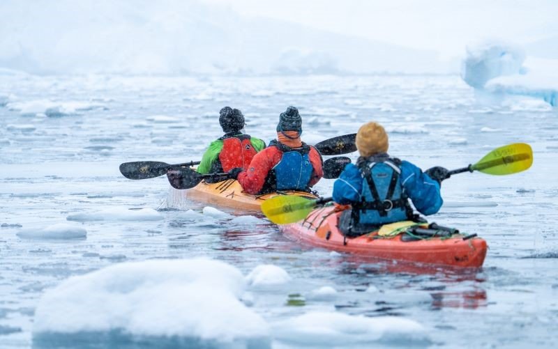 Kayaking durch Eisschollen Antarktis