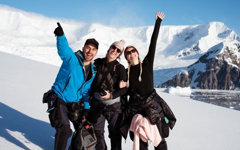 Schneeschuhwanderer vor schneebedeckten Bergen Antarktis