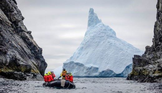 Zodiac vor Eisberg bei Spert Island