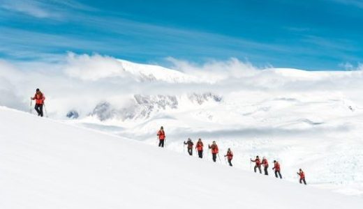 Hurtigruten Gäste wandern im Schnee