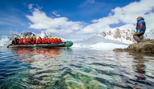 Zodiac Ausflug in ruhigem, klaren Wasser