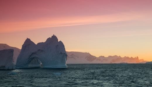 Eisberg im Sonnenuntergangslicht