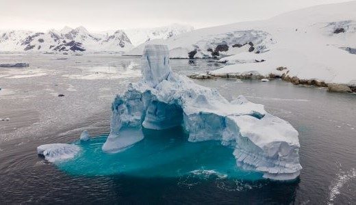 Eisberge in Blautönen südlich des Südpolarkreises bei Antarktis Reise