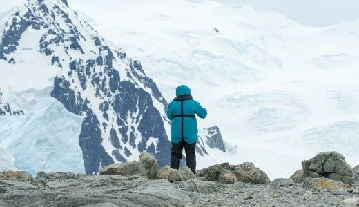 Reisender schaut auf Antarktische Landschaft während Antarktis Kreuzfahrt