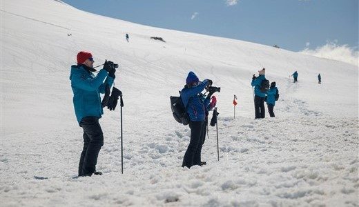 Gäste fotografieren während ihrer Antarktis Reise die umliegende Landschaft.