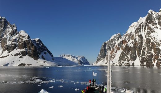 Schneebedeckte Berge und Eisschollen Antarkis
