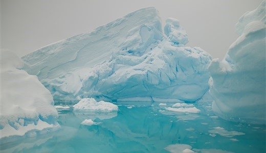 Eisberge und unglaubliche Blautöne wie es sie nur in der Antarktis gibt