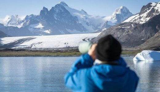 Fotograf vor schneebedeckten Bergen Antarktis