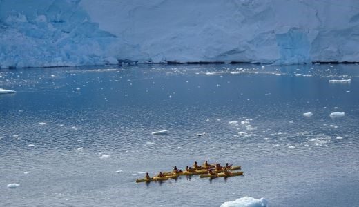 Kanus im stillen Wasser der Antarktis