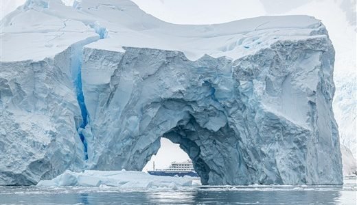 Antarktis Eisberg und Schiff Ortelius