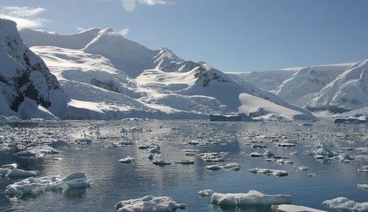 Schneebedeckte Berge und Eisschollen Antarktis