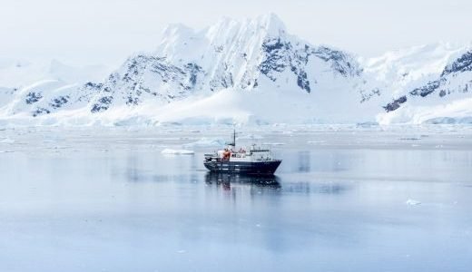 Schiff Ortelius vor schneebedeckten Bergen
