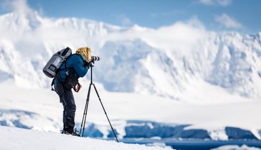 Schneebedeckte Berge und Eisschollen Antarktis