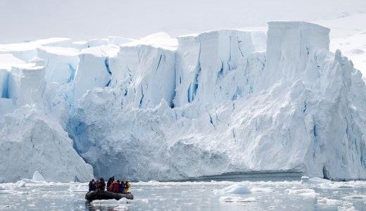 Zodiacfahrt zu Eisbergen Antarktis