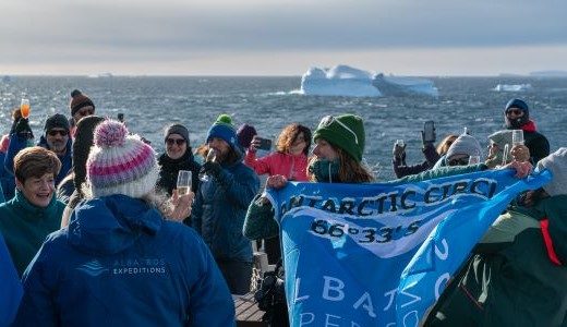 Gäste feiern an Bord die Überquerung des Südpolarkreises