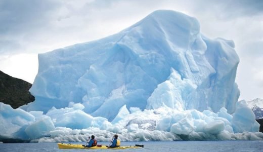 Kajaking vor Eisberg Antarktis