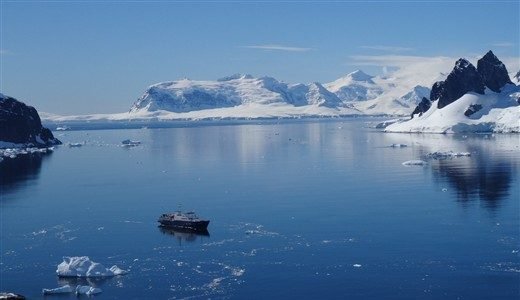 Ortelius zwischen schneebedeckten Bergen und Eisbergen Antarktis
