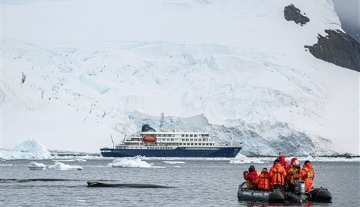 Antarktis Zodiac vor Ortelius und Eisberg